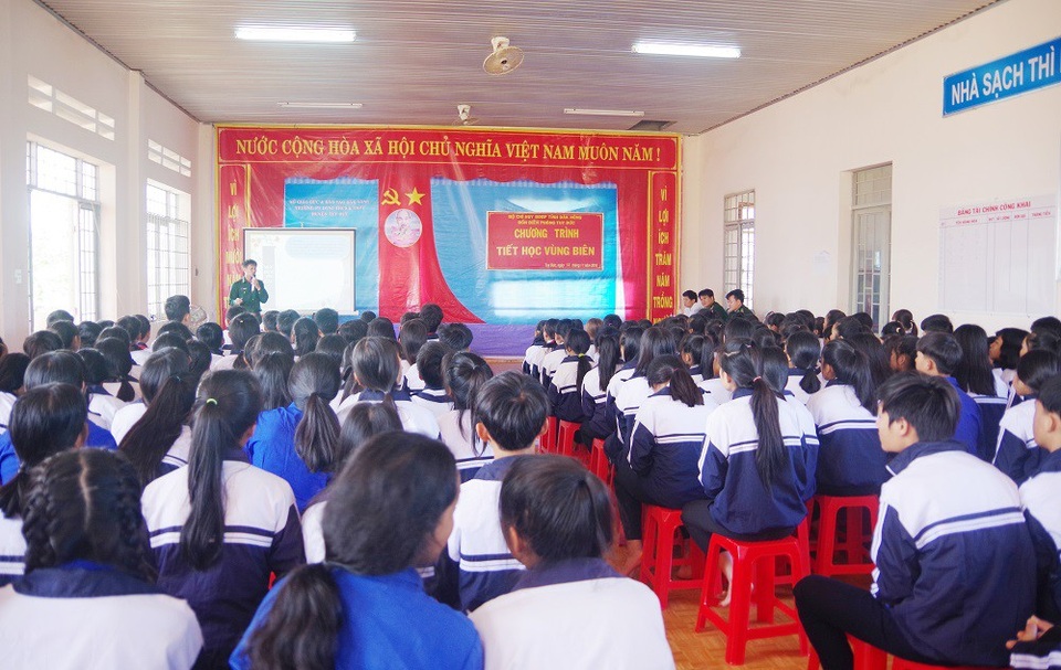 Những “tiết học vùng biên” hun đúc tình yêu Tổ quốc - 3 Mỗi tháng sẽ có một “tiết học vùng biên” dành cho iểu học, THCS, THPT và Phổ thông dân tộc nội trú huyện Tuy Đức