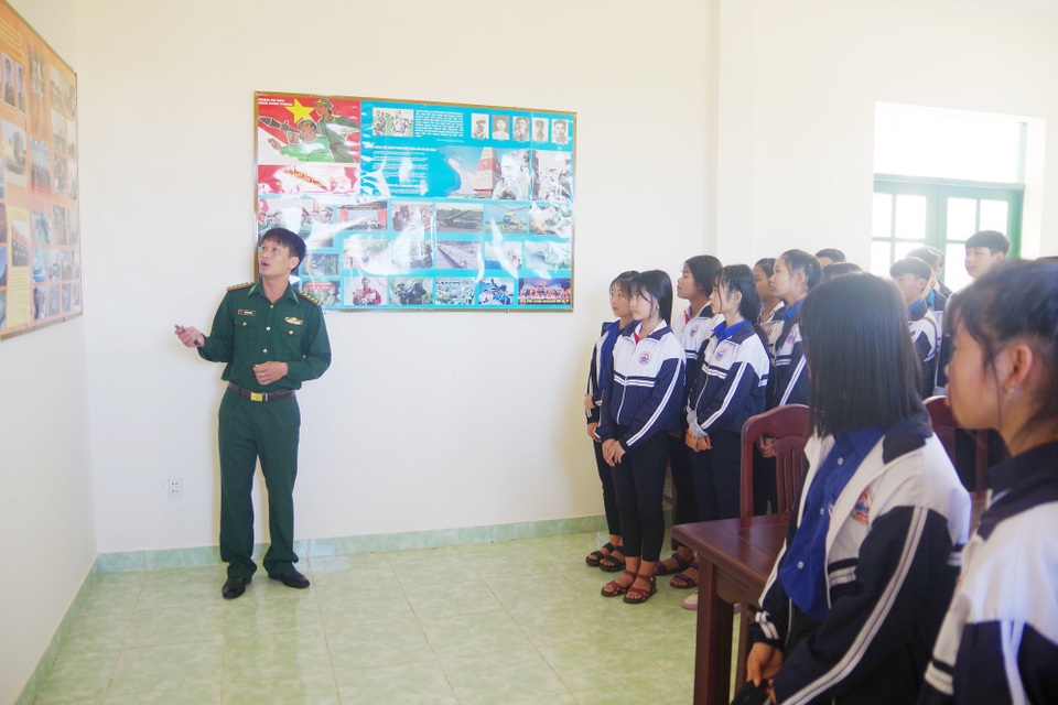 Những “tiết học vùng biên” hun đúc tình yêu Tổ quốc - 1
Hơn 1 tháng nay, học sinh huyện biên giới Tuy Đức (Đắk Nông) được trải nghiệm những tiết học vùng biên.