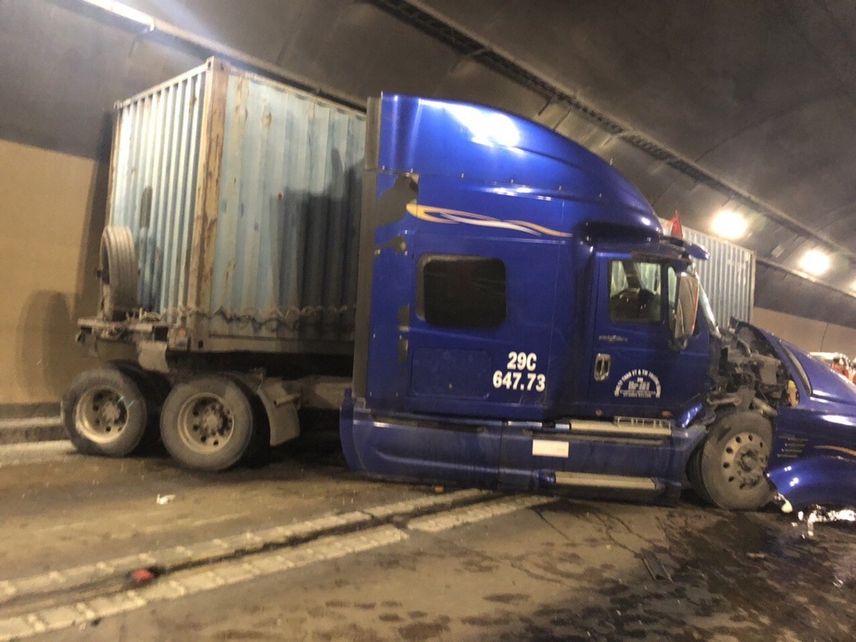 Xe tải, container "đấu đầu" trong hầm Hải Vân, ách tắc giao thông Bắc - Nam - 2 Vụ tai nạn khiến hai xe bị hư hỏng nặng