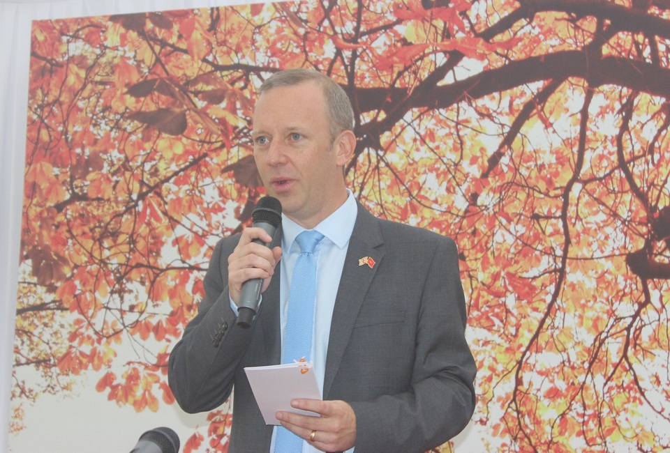 Đại sứ Gareth Ward: Anh luôn mở cửa chào đón sinh viên Việt Nam - 1
Đại sứ Anh tại Việt Nam Gareth Ward phát biểu tại buổi đón tiếp các đơn vị giáo dục hàng đầu của Anh tại Việt Nam. (Ảnh: Thành Đạt)