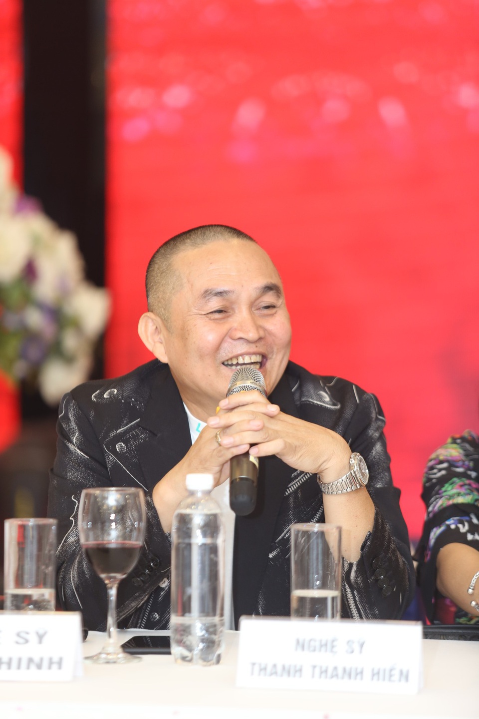 Lại Văn Sâm, Xuân Hinh khổ vì bị người giả mạo facebook để lừa đảo - 2 Xuân Hinh hài hước nói về lập facebook vì hoàn cảnh xô đẩy.