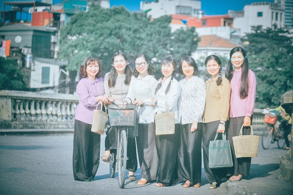 Nhóm bạn thân 7x rủ nhau chụp ảnh Hà Nội thời bao cấp gây “sốt” - 4
Trong ảnh, chị Ngân và nhóm bạn của mình mặc trang phục xưa, với áo sơ mi hoa, quần thụng, dép nhựa, túi xách mây tre… tạo dáng tự nhiên, tái hiện hình ảnh người con gái Hà Nội xưa.