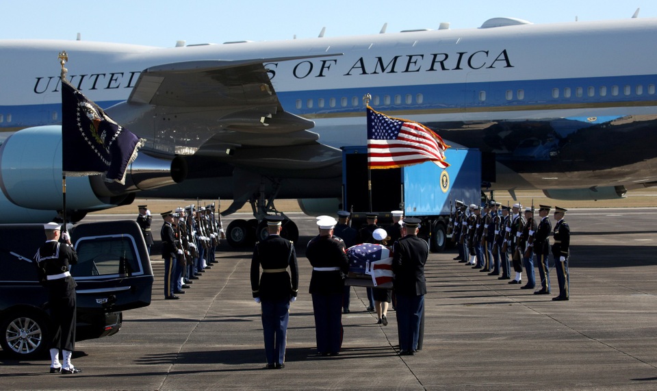 Linh cữu cố Tổng thống Bush quàn dưới mái vòm tòa nhà quốc hội Mỹ - 3
Linh cữu của cố Tổng thống Bush được phủ quốc kỳ Mỹ và được các binh sĩ Mỹ đưa từ trên máy bay xuống theo nghi thức đặc biệt của quân đội.