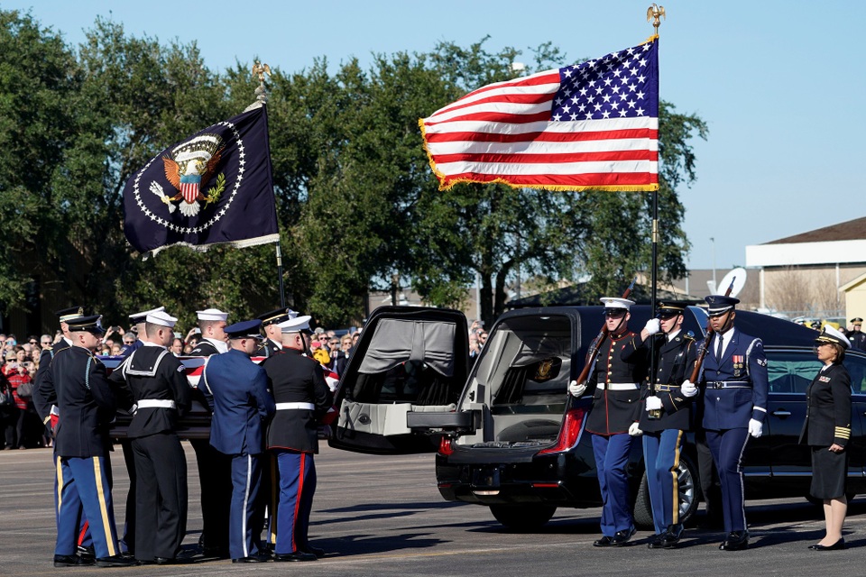 Linh cữu cố Tổng thống Bush quàn dưới mái vòm tòa nhà quốc hội Mỹ - 2
Chuyến bay chở linh cữu cố Tổng thống Bush được đặt tên là “Sứ mệnh Không vận Đặc biệt 41”, để tưởng nhớ vị tổng thống thứ 41 của Mỹ.