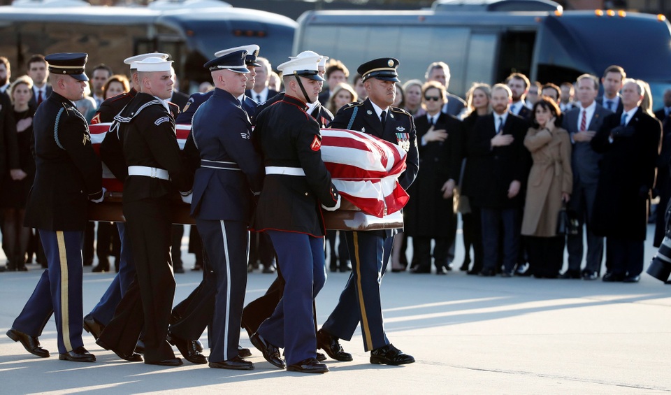 Linh cữu cố Tổng thống Bush quàn dưới mái vòm tòa nhà quốc hội Mỹ - 4
Các thành viên trong gia đình Bush, gồm cựu Tổng thống George W. Bush, cựu đệ nhất phu nhân Laura Bush, cựu Thống đốc Florida Jeb Bush, đã có mặt tại căn cứ Andrews để đón linh cữu cố Tổng thống Bush “cha”.