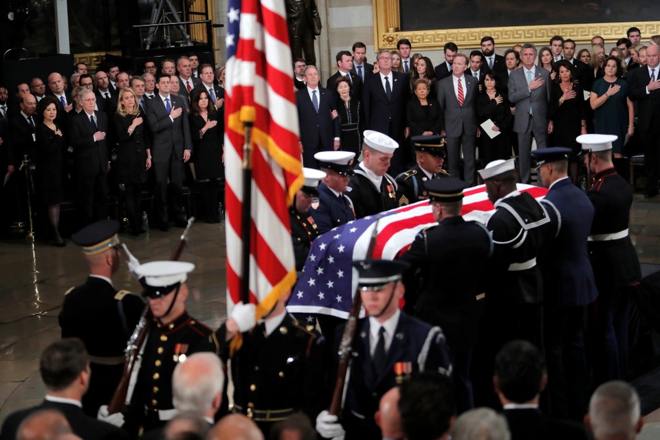 Linh cữu cố Tổng thống Bush quàn dưới mái vòm tòa nhà quốc hội Mỹ - 8
Trong thời gian linh cữu cố Tổng thống Bush được đặt tại mái vòm Đồi Capitol, công chúng có thể tới để viếng và tưởng niệm ông, bắt đầu từ 19h30 ngày 3/12.