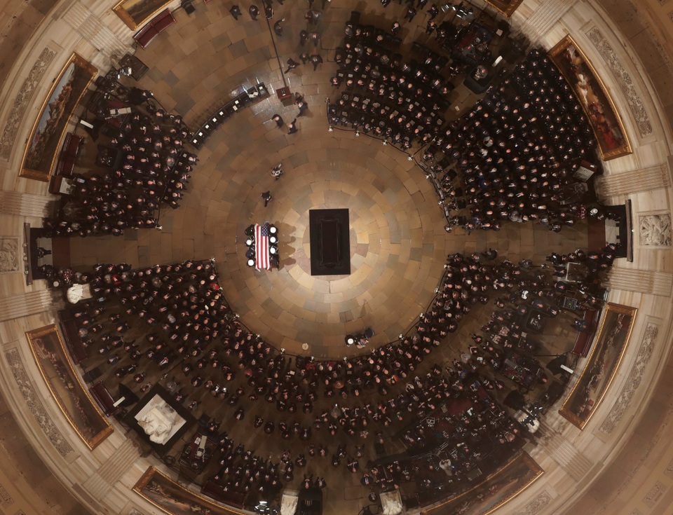 Linh cữu cố Tổng thống Bush quàn dưới mái vòm tòa nhà quốc hội Mỹ - 6
Tại Đồi Capitol, linh cữu của cố tổng thống sẽ được quàn cho tới lễ quốc tang vào sáng 5/12 tại nhà thờ quốc gia Washington.