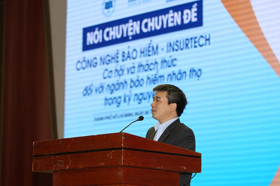 Insurtech: công nghệ vì khách hàng - 1 Ông Ngô Trung Dũng đang trao đổi với các sinh viên Đại học Kinh tế TP.HCM về chủ đề Công nghệ Bảo hiểm – Insurtech: Cơ hội và thách thức đối với ngành bảo hiểm nhân thọ trong kỷ nguyên 4.0.