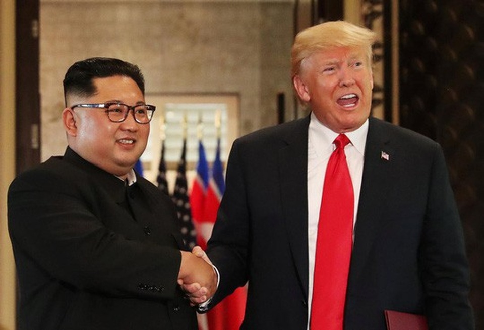 Triều Tiên: Quý bà áo hồng bị "thất sủng"? - 2
Nhà lãnh đạo Kim Jong-un bắt tay Tổng thống Donald Trump tại Thượng đỉnh Mỹ-Triều ở Singapore hồi tháng 6. Ảnh: Reuters