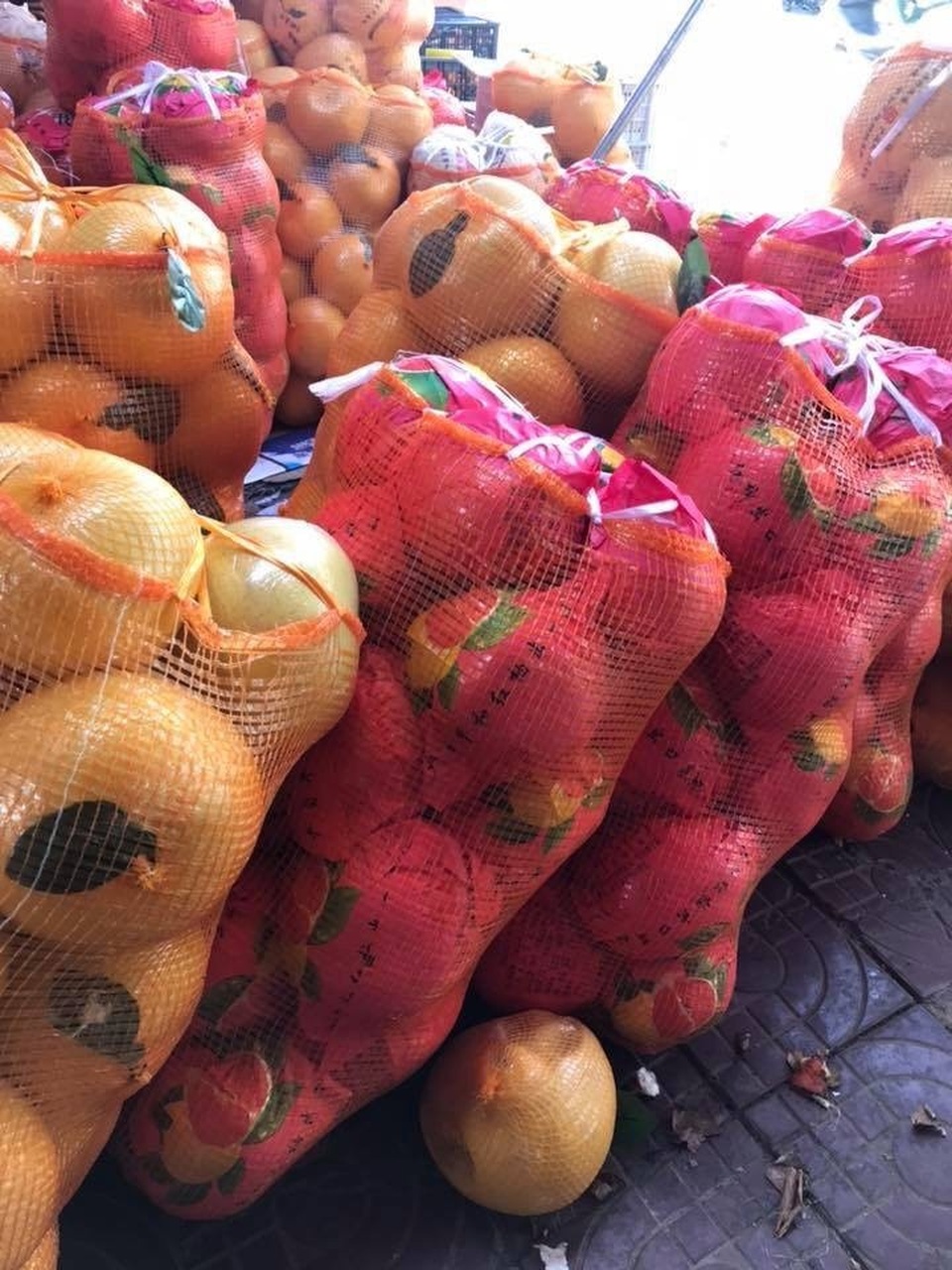 Bưởi Trung Quốc khổng lồ, vỏ vàng bóng tràn về chợ Việt - 3
Tại chợ đầu mối, bưởi Trung Quốc có giá sỉ từ 13.000-22.000 đồng/quả