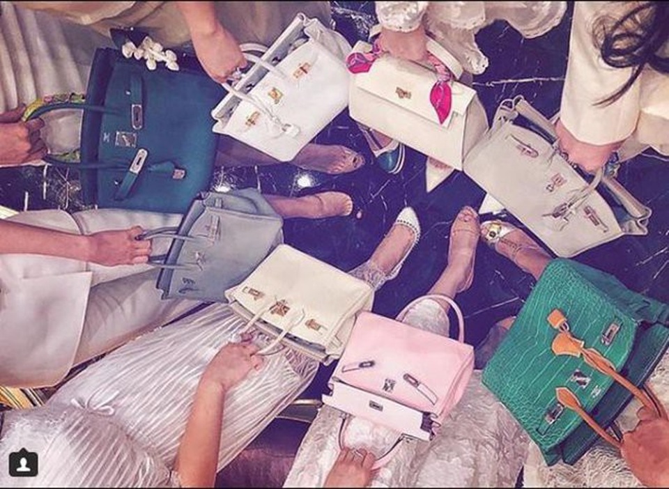 Cách "đốt tiền" của hội con nhà giàu Việt và các cậu ấm cô chiêu trên khắp thế giới - 6
“Hội chị em” toàn những tiểu thư giàu có.