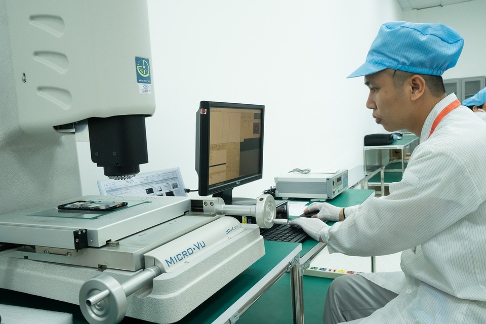 Tại khu vực đặc biệt này nhiệt độ và độ ẩm được kiểm soát 24/24 trong tiêu chuẩn 24±2ºC, độ ẩm 40-60%, độ sạch không khí cấp 10.000 để đảm bảo máy móc luôn hoạt động với độ chính xác cao nhất.