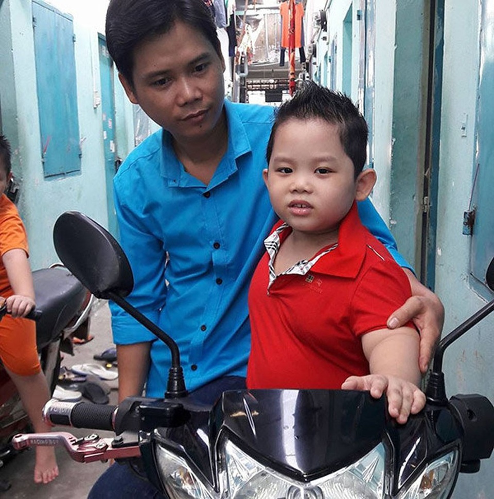 "Thần đồng Bolero” Bùi Quốc Huy biết hát khi chỉ mới 2 tuổi - 6 Về cơ duyên phát hiện ra năng khiếu đặc biệt của bé, anh Bùi Văn Hiệp - bố của Quốc Huy chia sẻ: Quốc Huy biết hát trước cả khi biết chữ. Năm con 2 tuổi, một hôm cả nhà bật karaoke để hát thì con liền chạy đến xin bố mẹ và giật lấy micro hát một bài. Khi con cất giọng, gia đình đã vô cùng ngạc nhiên.