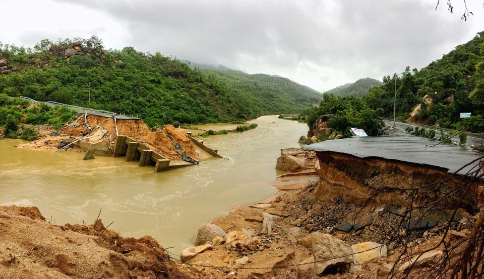 Khánh Hòa: Giáo viên đi bè qua bán đảo dạy học vì cầu sập do mưa lũ - 2 Cầu bê tông này là cầu huyết mạch kết nối với bán đảo Bình Lập (Ảnh: Trí Nguyễn)