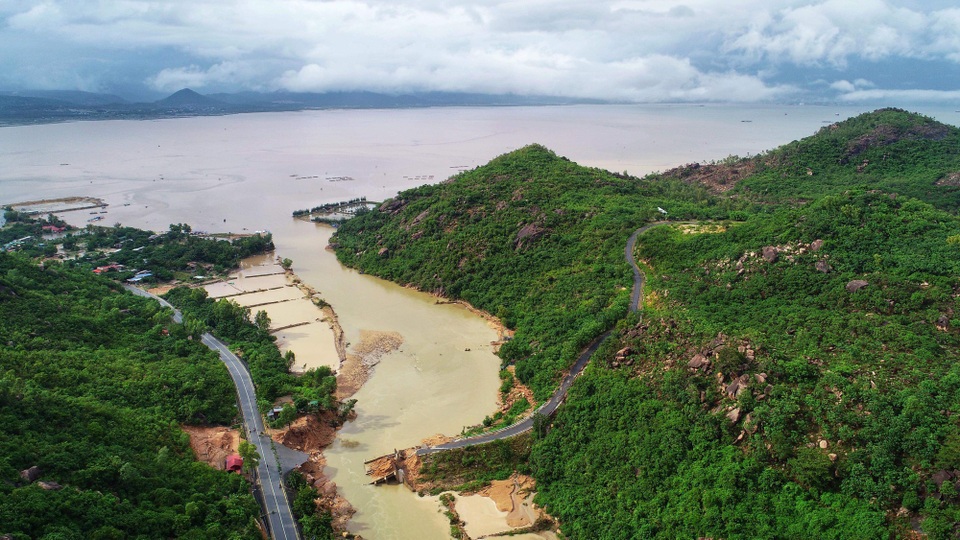 Khánh Hòa: Giáo viên đi bè qua bán đảo dạy học vì cầu sập do mưa lũ - 1 Cầu bê tông dài hơn 50m bị cuốn phăng, gãy đôi khiến 340 hộ dân bán đảo Bình Lập bị cô lập với đất liền (Ảnh: Trí Nguyễn)