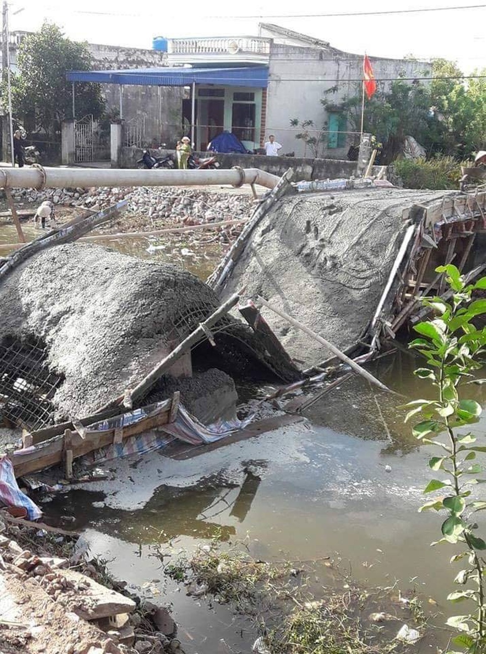 Dân góp tiền xây cầu, vừa đổ bê tông xong thì... cầu sập - 1
Cầu bị sập hoàn toàn sau khi đổ bê tông xong