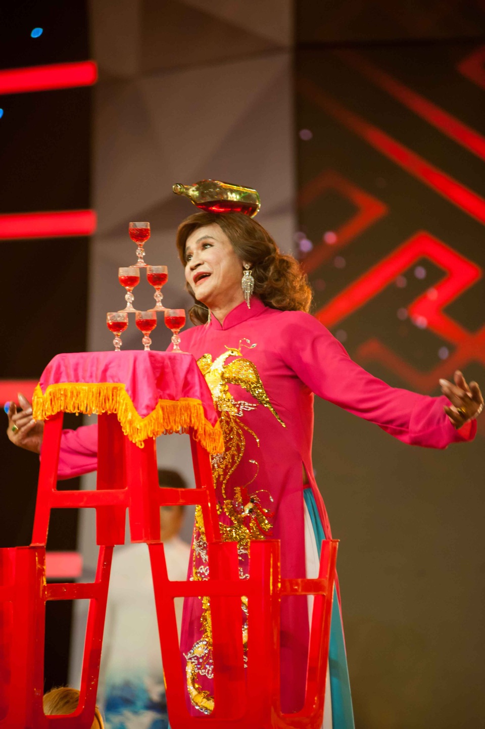 Thanh Bạch rơi nước mắt vì nghệ nhân múa rối - 2 Trải qua những hắt hủi của gia đình, nghệ nhân dân gian Lê Minh Hùng vẫn theo đuổi nghề Múa bóng rỗi.