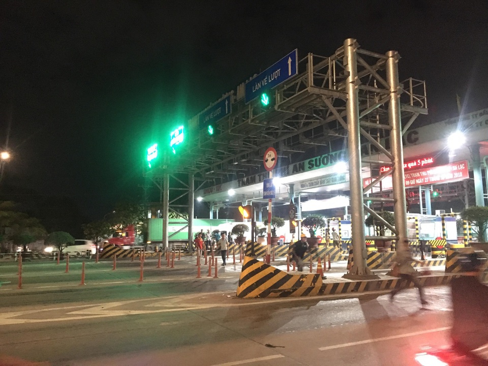 Các tài xế tập trung ở trạm thu phí An Sương - An Lạc để phản đối việc thu phí quá thời gian quy định