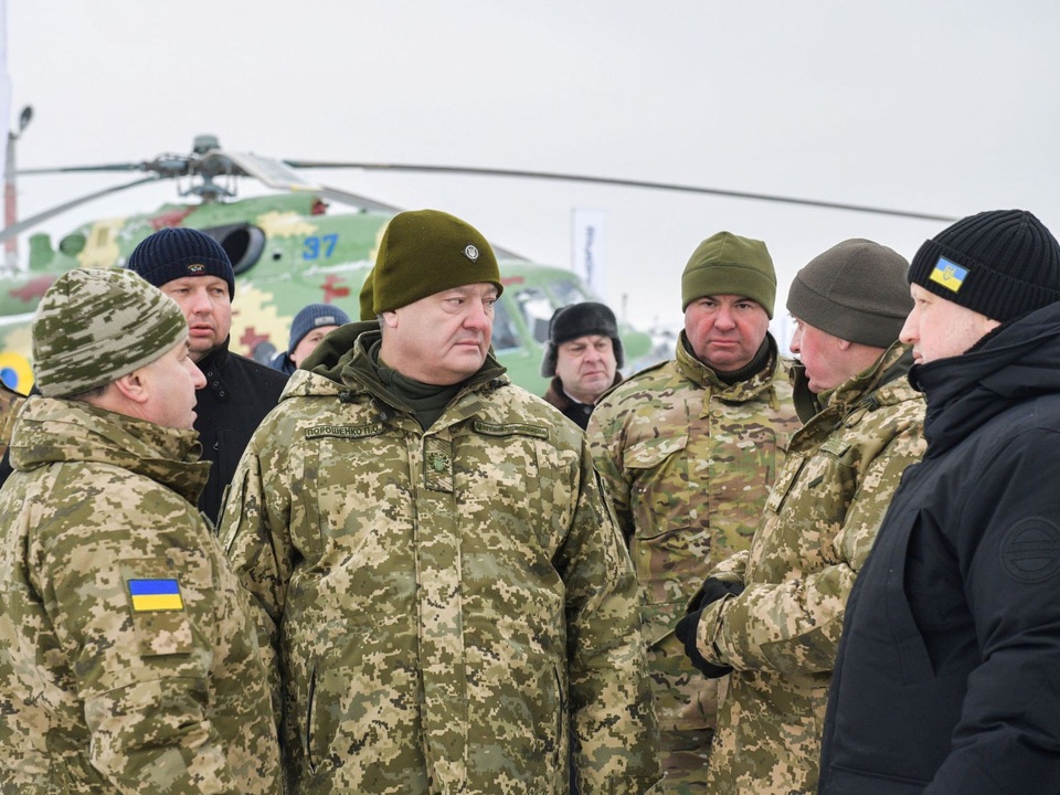 Ukraine huy động quân dự bị đối phó Nga - 2
Tổng thống Ukraine Poroshenko (thứ hai từ trái sang) và Bộ trưởng Quốc phòng Ukraine Stepan Poltorak (ngoài cùng bên trái) thăm một căn cứ quân sự vào cuối tuần trước. (Ảnh: Sky)
