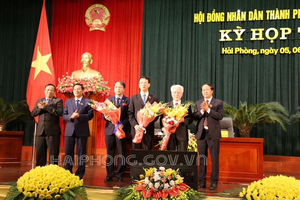 Hải Phòng bầu bổ sung Phó Chủ tịch UBND TP - 2
Lãnh đạo thành phố tặng hoa chúc mừng các lãnh đạo được bầu bổ sung.