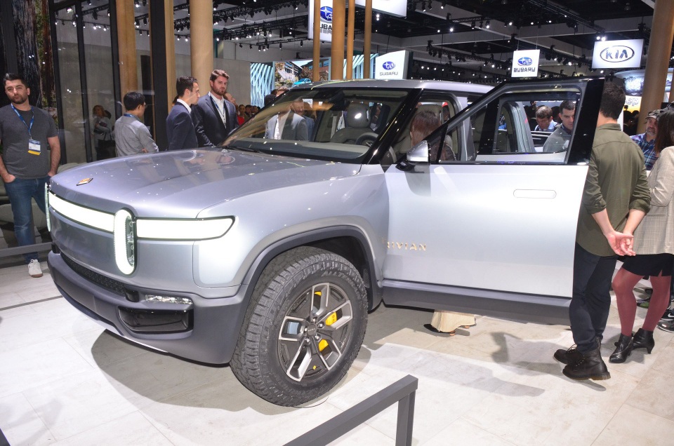 Rivian R1T - Ý tưởng xe bán tải chạy điện tính năng vận hành cao - 1
R1T là 1 trong 2 chiếc xe chạy hoàn toàn bằng điện mà Rivian sẽ mang đến triển lãm ô tô Los Angeles năm nay, bên cạnh chiếc SUV có tên R1S.