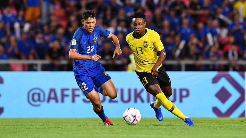 Thái Lan 2-2 Malaysia: Tội đồ Adisak khiến người Thái bị loại - 5
Mohamadou Sumareh khiến hàng thủ Thái Lan chao đảo với những pha xử lý bóng kỹ thuật