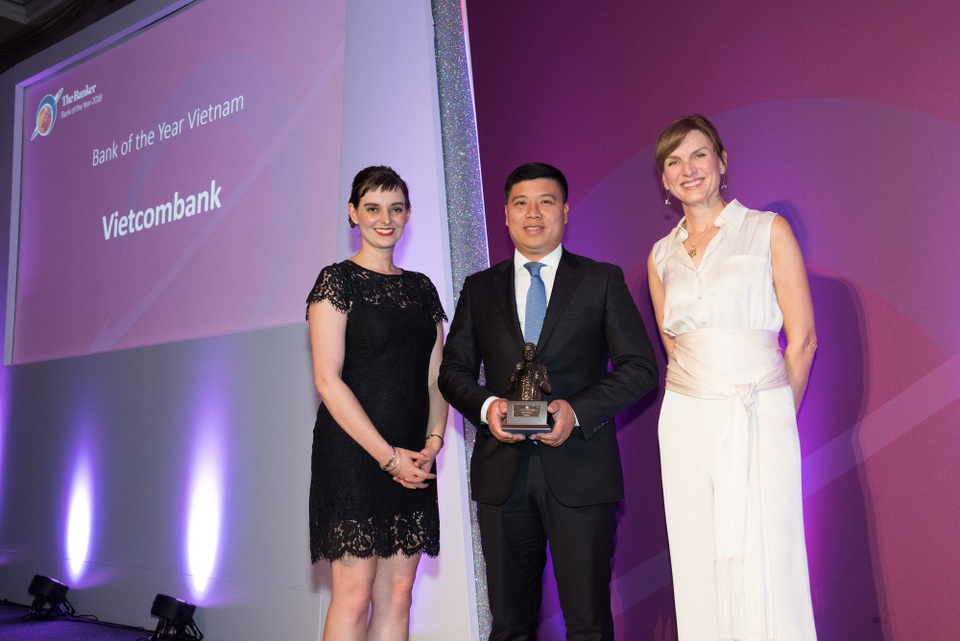 Vietcombank nhận giải thưởng Ngân hàng tiêu biểu năm 2018 của tạp chí The Banker - 1 Đại diện cho Vietcombank, ông Hồng Quang - Ủy viên HĐQT, Giám đốc Khối Nhân sự nhận giải thưởng “Ngân hàng tiêu biểu năm 2018” của tạp chí The Banker