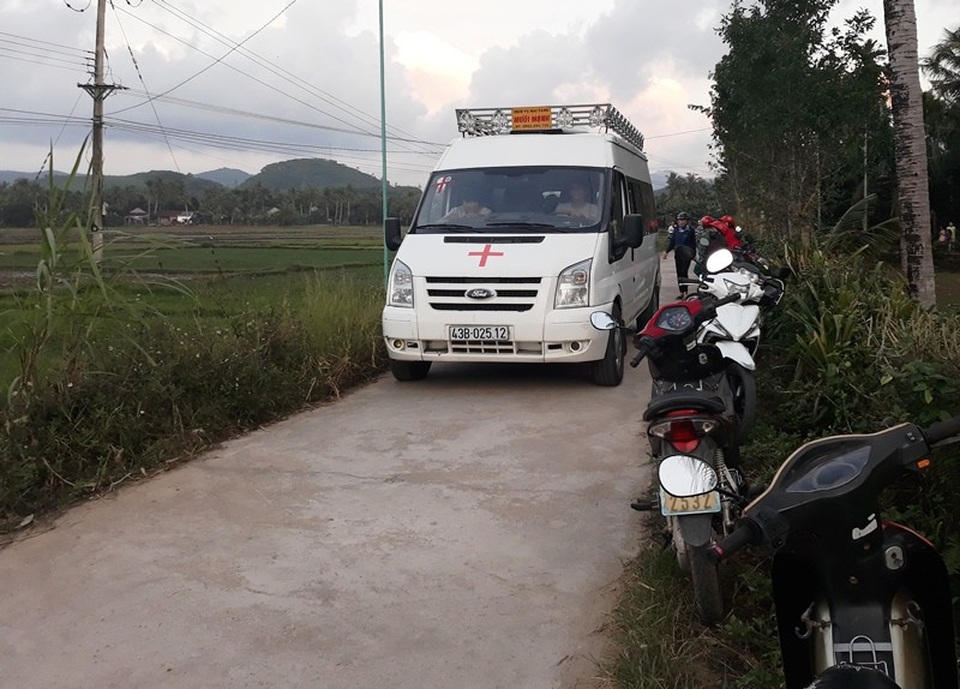 Cha cô gái Việt bị giết tại Nhật nhớ lại cuộc gọi cuối cùng của con gái - 2 Nhiều người dân đứng từ ngoài đầu đường đón chiếc xe đưa nạn nhân về với đất mẹ.
