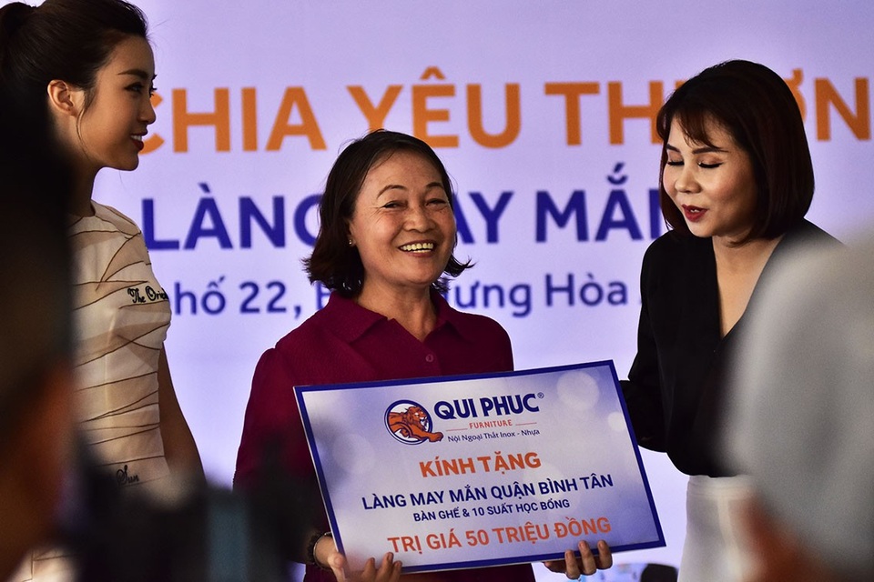 Qui Phúc đón nhận bằng khen Thủ tướng Chính phủ ngay ngày thành lập quận Bình Tân - 4 Ngoài ra, công ty luôn tham gia nhiệt tình, đầy đủ các hoạt động xã hội, làm tốt công tác từ thiện, các hoạt động tình thương lá lành đùm lá rách, các hoạt động chăm lo người có hoàn cảnh khó khăn, các hoạt động cứu trợ, hoạt động nhân đạo…