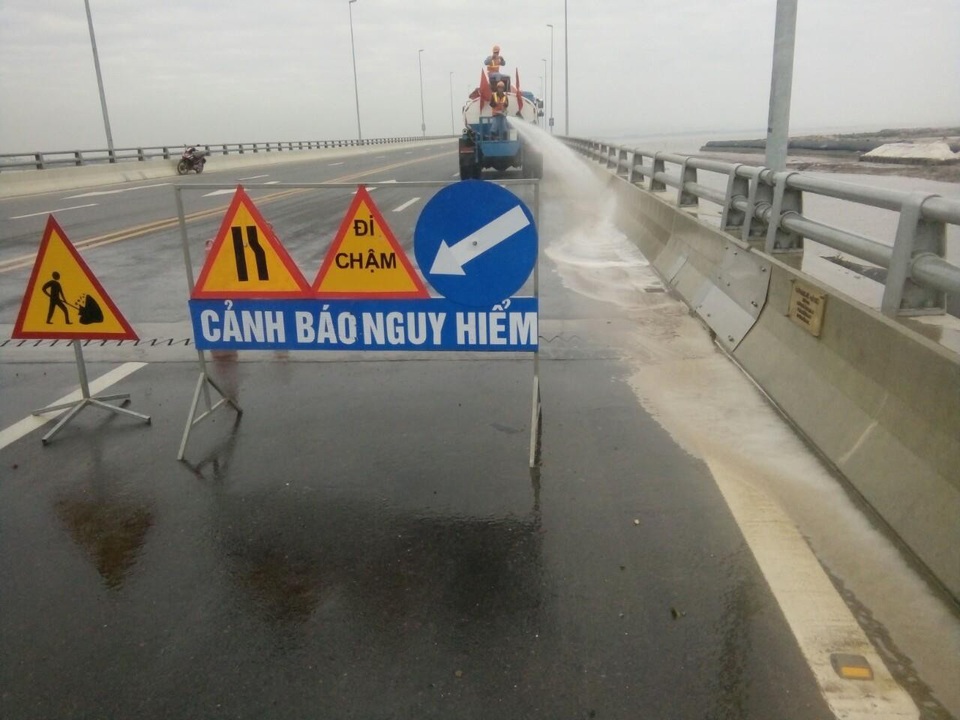 Đề nghị công an vào cuộc vụ cầu vượt biển dài nhất Việt Nam bị rải đinh - 2 Đơn vị quản lý, bảo dưỡng phải phun nước, làm sạch đường (ảnh CTV)