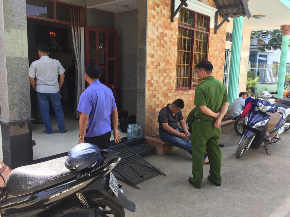 Việt kiều Mỹ bị mất trộm hơn 600 triệu đồng ngay giữa ban ngày - 1 Các lực lượng chức năng tiến hành khám nghiệm hiện trường nơi căn nhà xảy ra vụ mất trộm