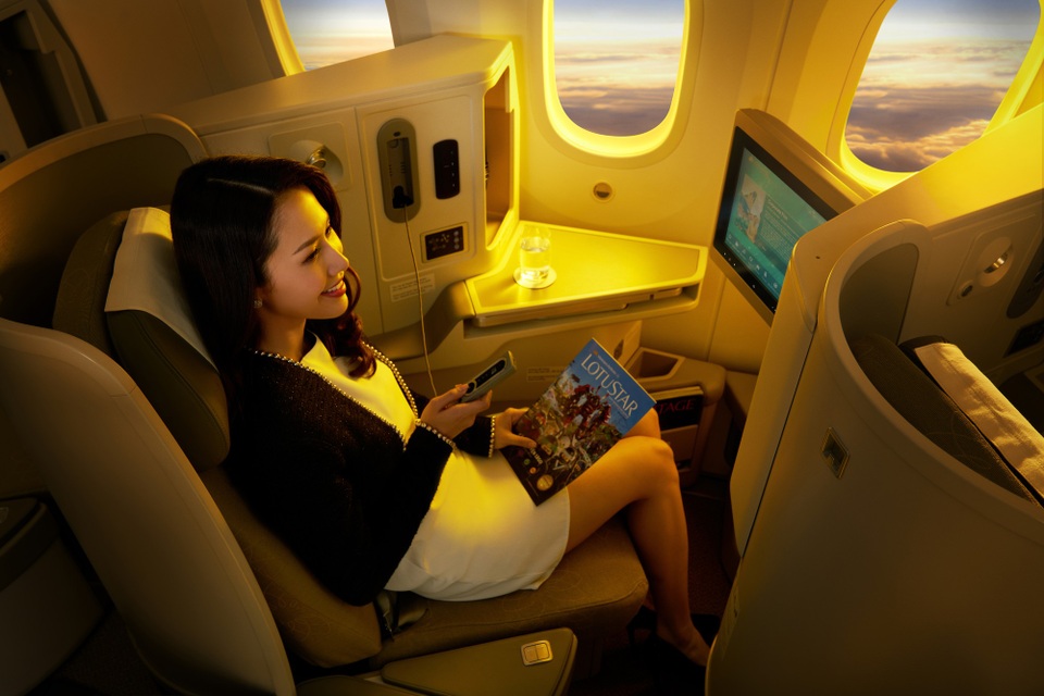 Bất ngờ về độ “sang chảnh” khi đi máy bay hạng thương gia nội địa - 4
Mua vé hạng thương gia nghĩa là hành khách sẽ nhận được những ưu đãi đặc biệt, chăm sóc đến từng chi tiết từ dịch vụ mặt đất đến trên không. Dù chuyến bay khởi hành trong giờ cao điểm, sân bay nườm nượp người thì khách cũng không phải lo xếp hàng chờ đợi làm thủ tục vì đã có quầy phục vụ check-in riêng, và số lượng khách thương gia trên mỗi chuyến bay không nhiều (tối đa chỉ tương ứng khoảng 10% số chỗ).