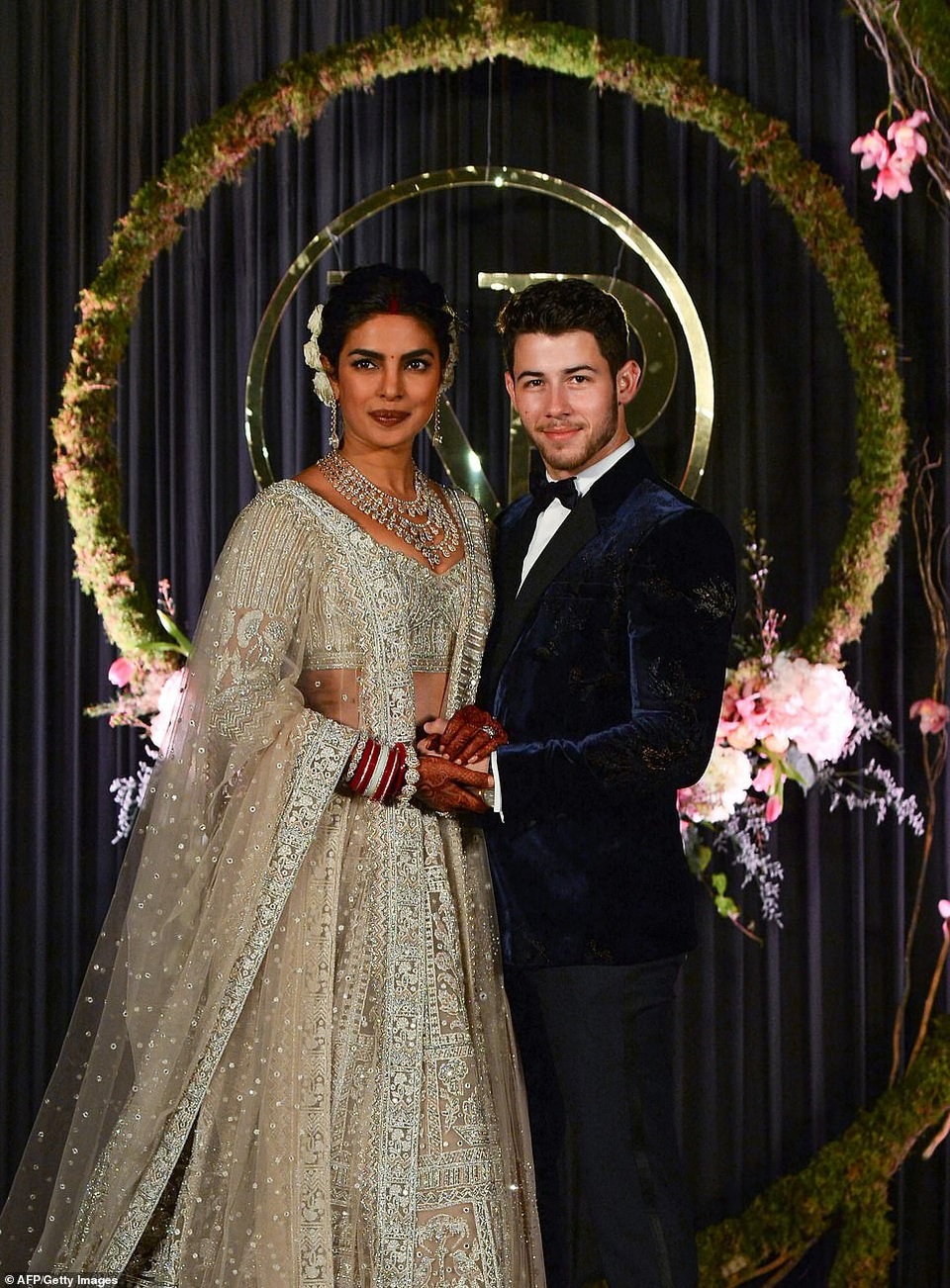 Hoa hậu thế giới và chồng trẻ tiếp tục tổ chức tiệc cưới ở New Delhi - 1
Priyanka Chopra và chồng kém 10 tuổi Nick Jonas tiếp tục tổ chức tiệc cưới tại New Delhi ngày 4/12 vừa qua