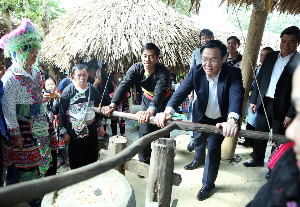 Phó Thủ tướng: Nhiều vùng quê trở thành kiểu mẫu, nơi đáng sống! - 2 Phó Thủ tướng Vương Đình Huệ cùng bà con dân tộc bản người Mông - Sin Suối Hồ (huyện Phong Thổ, tỉnh Lai Châu) xay ngô - đây là một bản du lịch mới nổi của địa phương này
