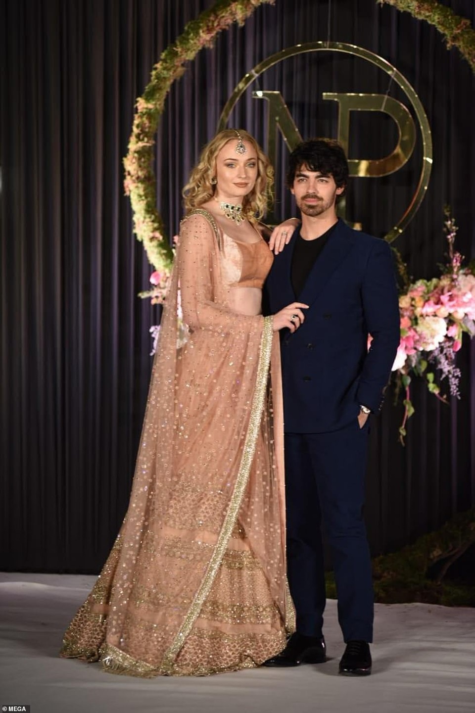 Hoa hậu thế giới và chồng trẻ tiếp tục tổ chức tiệc cưới ở New Delhi - 11
Anh chú rể Joe Jonas và bạn gái Sophie Turner sang trọng dự lễ cưới