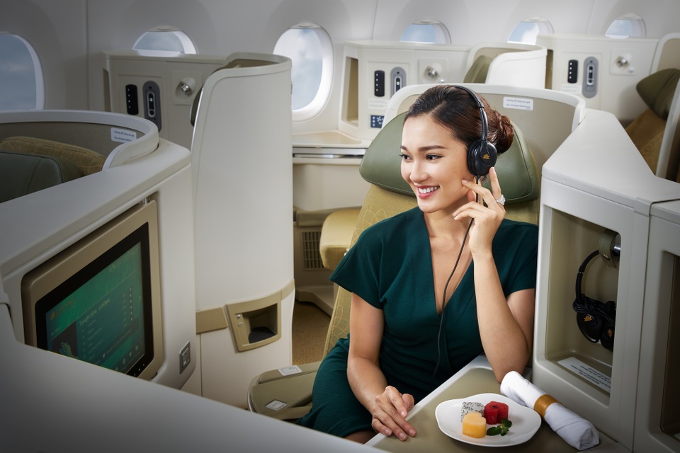 Bất ngờ về độ “sang chảnh” khi đi máy bay hạng thương gia nội địa - 6
Nhưng điều mong chờ nhất đối với hành khách “chi bạo” mua vé thương gia chính là ở dịch vụ trên máy bay, bao gồm tiện nghi ghế ngồi, chất lượng phục vụ, ẩm thực, giải trí đều được cung cấp hiệu quả với sự kín đáo và riêng tư, đảm bảo tính cá nhân hoá ngày càng cao. Ấn tượng đầu tiên của hành khách khi bước vào khoang máy bay là được tiếp viên nồng hậu chào bằng tên riêng, giúp treo áo khoác, cất hành lý cùng vật dụng cá nhân và chào đón khách bằng đồ uống giải khát tuỳ chọn... như quy trình phục vụ của khách sạn 5 sao.