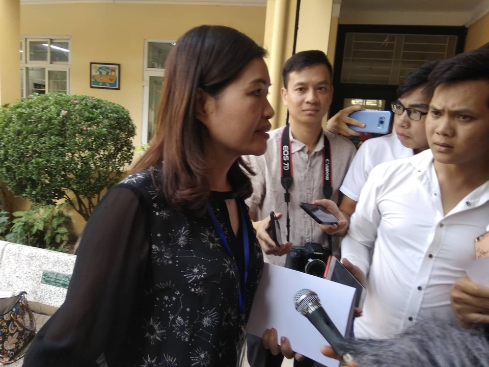 Hà Nội: Tạm đình chỉ cô giáo bị “tố” cho học sinh lớp 2 tát bạn 50 cái - 1
Bà Nguyễn Thu Hà, Phó Hiệu trưởng Trường tiểu học Quang Trung (quận Đống Đa, Hà Nội) giữa vòng vây của báo chí trong chiều 5/12.