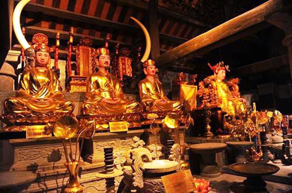 Bên trong đền thờ các vị vua đầu nhà Trần như: Trần Thái Tông, Trần Thánh Tông, Trần Nhân Tông, tướng Trần Hưng Đạo, Hoàng hậu Thuận Thiên...