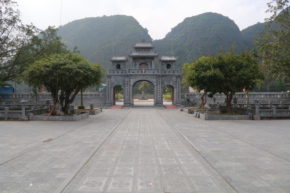 Bên trái đền có sông Ngô, bên phải có núi Cối Lĩnh. Hàng ngàn năm sau thành quách vẫn còn tráng lệ để chiêm bái. Mới đây, đền Thái Vi đã được trùng tu lại, ngôi đền vẫn giữ nguyên được nhiều giá trị vốn có, làm tăng thêm vẻ tôn nghiêm của nơi thờ tự linh thiêng Vương Triều Trần.