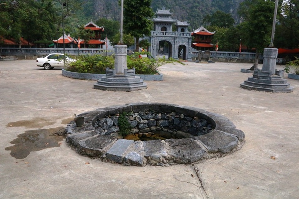 Đền Thái Vi nằm trên thế đất hiếm có, phía trước có giếng Ngọc, phía sau có núi Cẩm. Tại nghi môn của đền ghi rõ: Hàng vạn năm sau lâu đài vẫn là nơi địa danh chuẩn mực để thắng cảnh.