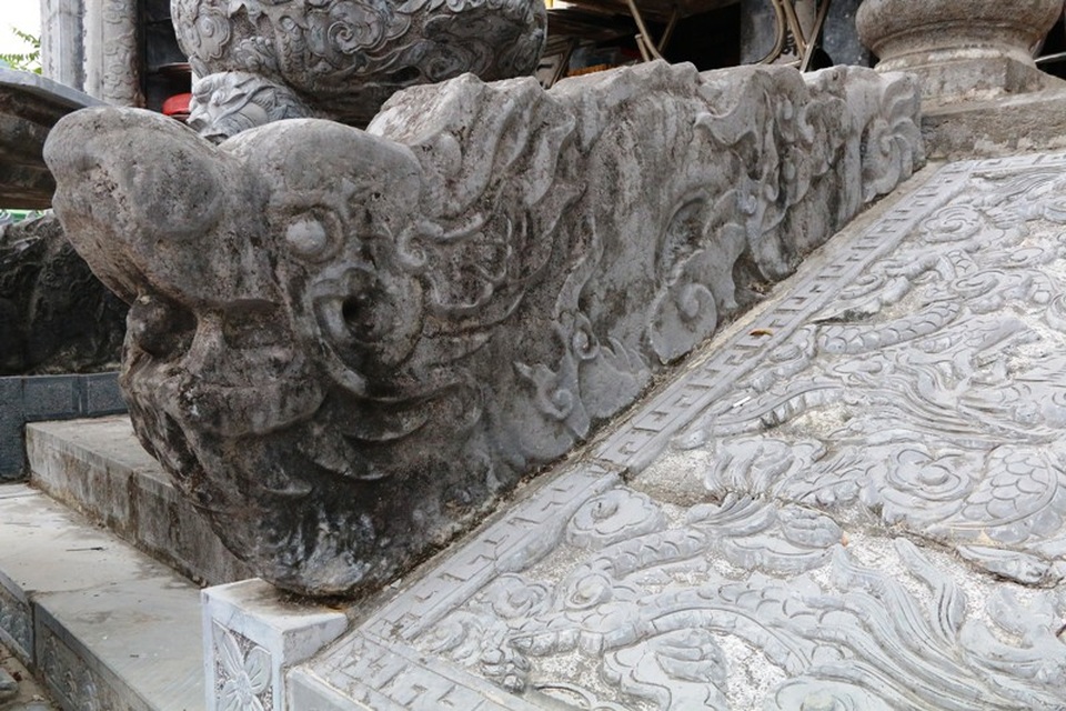 Theo sử cũ ghi lại, ngôi đền Thái Vi đầu tiên được xây dựng sau khi kháng chiến chống quân Nguyên Mông lần thứ nhất thắng lợi. Vua Trần Thái Tông đã nhường ngôi cho con, sau đó lui về vùng núi non này để lập am Thái Vi tu hành. Sau này các vua nhà Trần cũng xuất gia tại đây.