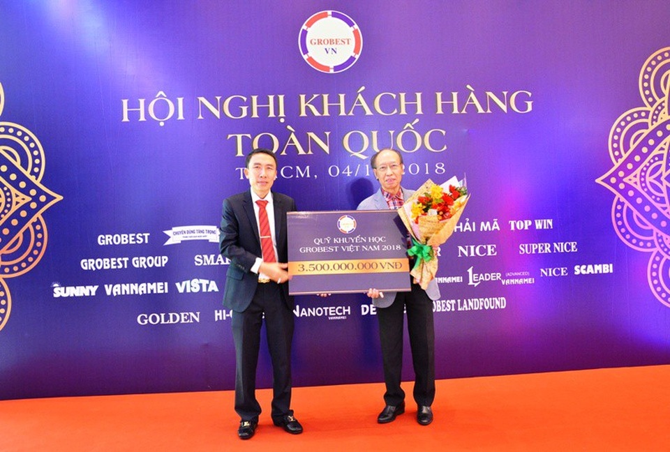 Grobest Việt Nam trao 3,5 tỷ đồng cùng Dân trí tiếp sức đến trường - 2
Lãnh đạo Công ty Grobest đã trao biểu trưng số tiền 3,5 tỷ đồng tới nhà báo Phạm Huy Hoàn, Giám đốc Quỹ Khuyến học Việt Nam, Tổng Biên tập báo Dân trí.