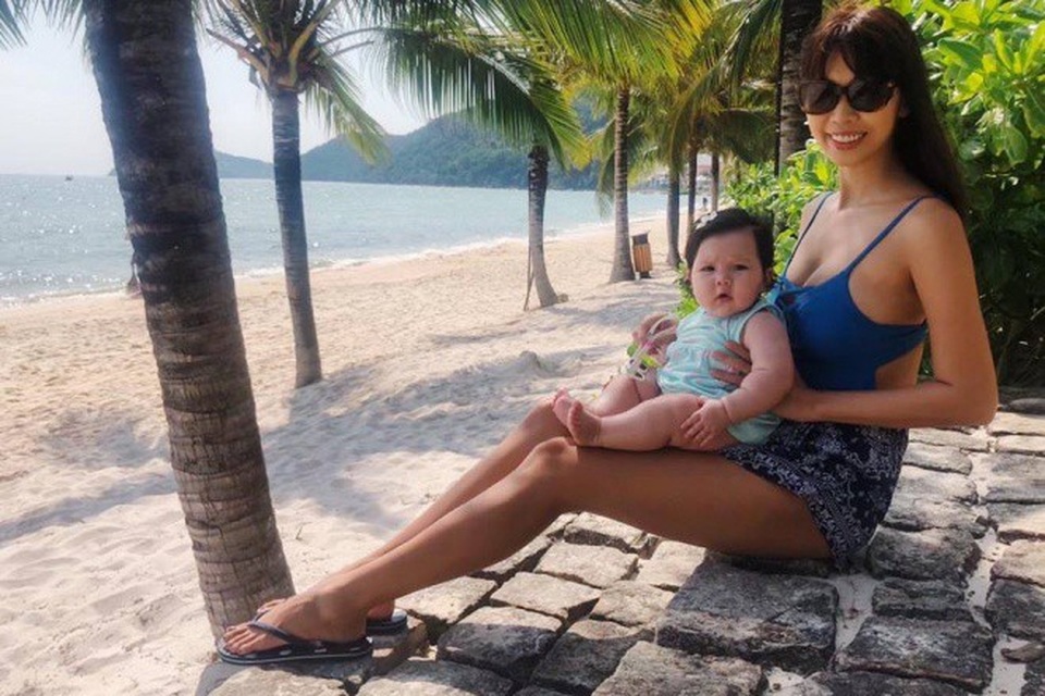 Bà mẹ bỉm sữa khoe dáng thon gọn, nóng bỏng đáng ngưỡng mộ.