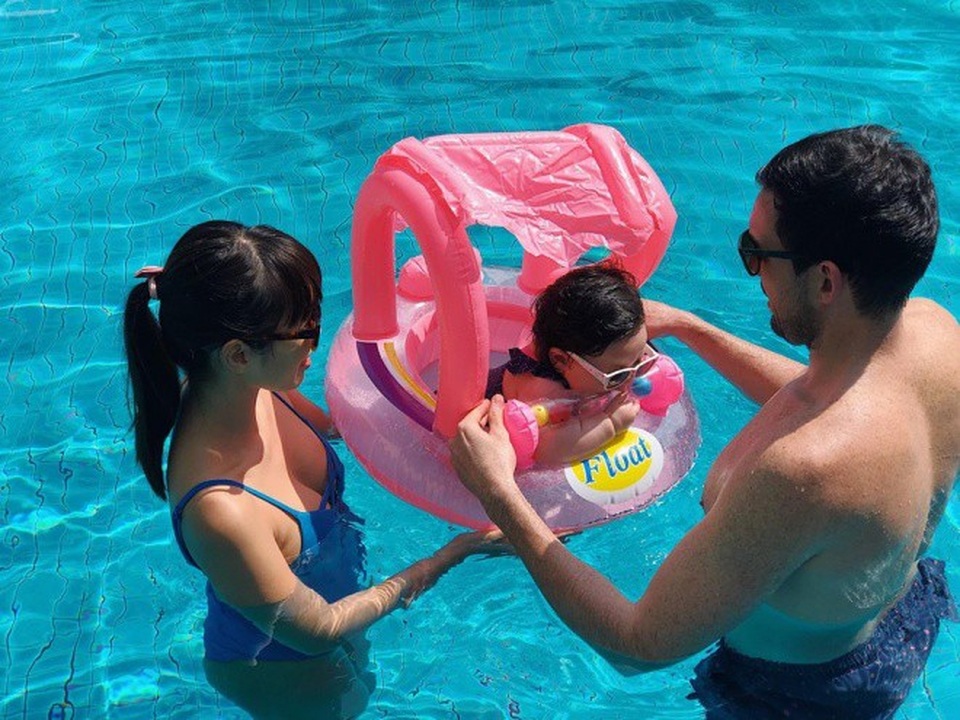 Siêu mẫu Hà Anh cùng chồng con tận hưởng kì nghỉ ở Phú Quốc.