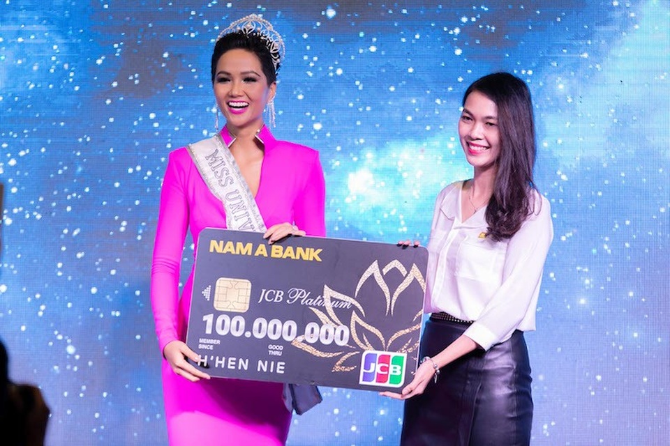 H’Hen Niê dùng thẻ tín dụng nhiều đặc quyền khi “chinh chiến” tại Miss Universe 2018 - 1 Đại diện Nam A Bank trao tặng cho Hoa hậu H’Hen Niê thẻ tín dụng Nam A Bank JCB Platinum tại họp báo công bố đại diện chính thức của Việt Nam tại cuộc thi Hoa hậu Hoàn vũ Thế giới - Miss Universe 2018.