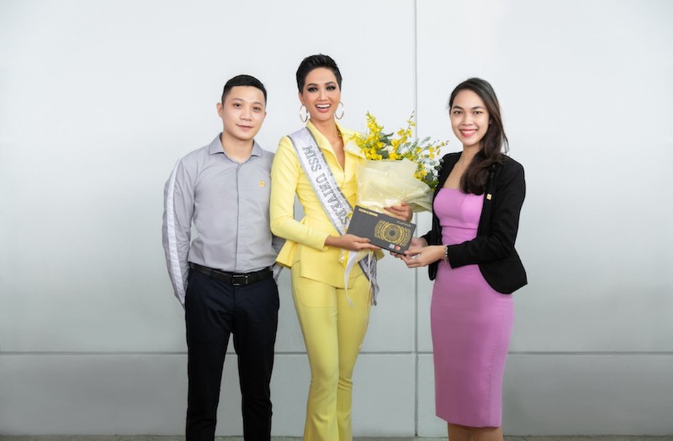 H’Hen Niê dùng thẻ tín dụng nhiều đặc quyền khi “chinh chiến” tại Miss Universe 2018 - 2 Đại diện Nam A Bank đến tiễn tại sân bay và chúc Hoa hậu HHen Niê thể hiện tốt tại đấu trường Miss Universe 2018.