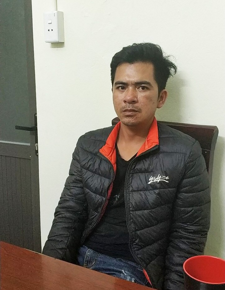 Bắt khẩn cấp nghi phạm hiếp dâm bé gái 7 tuổi - 1 Gã hàng xóm đồi bại tại cơ quan công an (ảnh QTV)