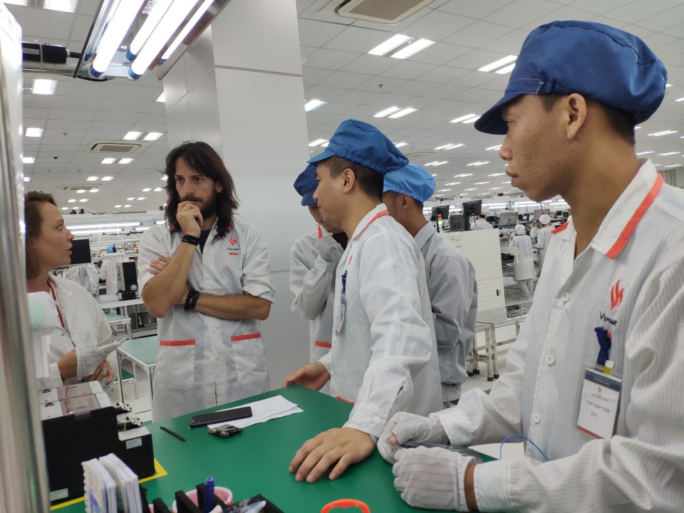 TS. Mai Liêm Trực: Khát vọng người Việt đã truyền cảm hứng tạo ra Vsmart - 7
Các chuyên gia từ châu Âu luôn có mặt trong nhà máy để trao đổi với nhân viên về các quy trình sản xuất.
