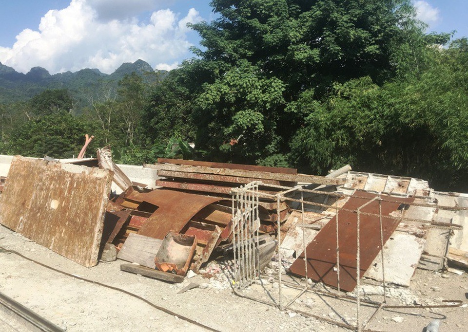 Các vật liệu phục vụ thi công cầu không được che chắn, bảo quản nên cũng đã hoen gỉ.