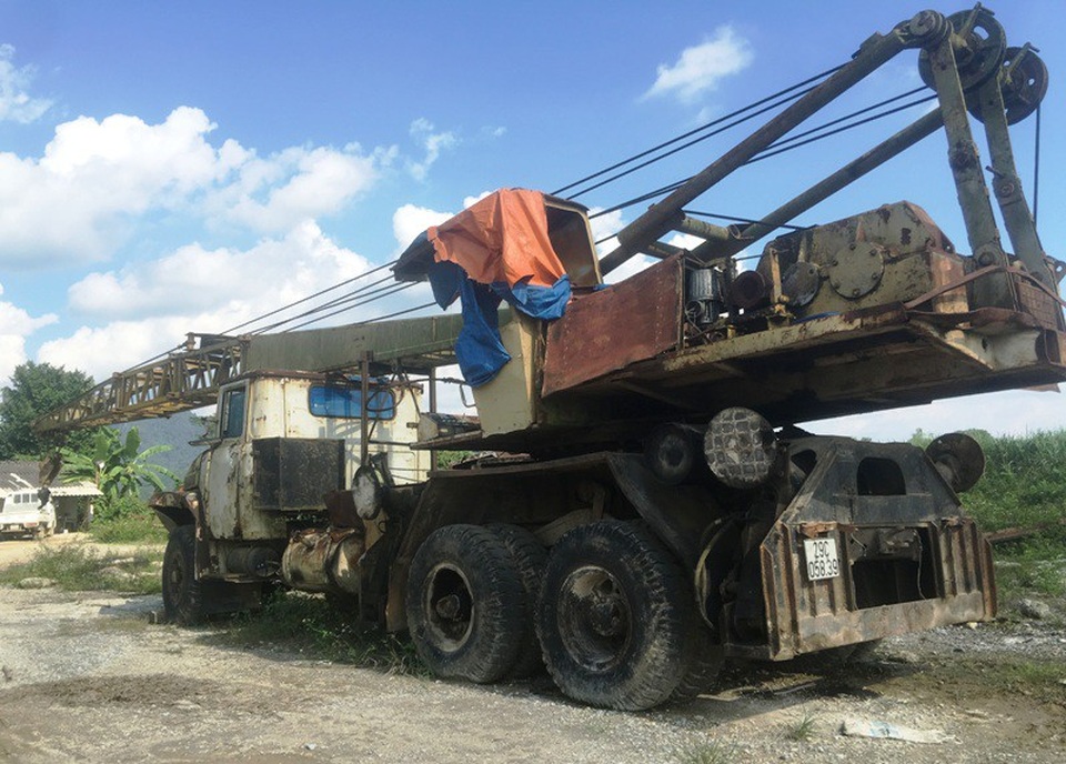 Máy móc phục vụ thi công nằm phơi mưa, phơi nắng tại công trường.